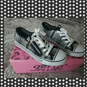 💕Cutest sneakers..black/white zippered detail
